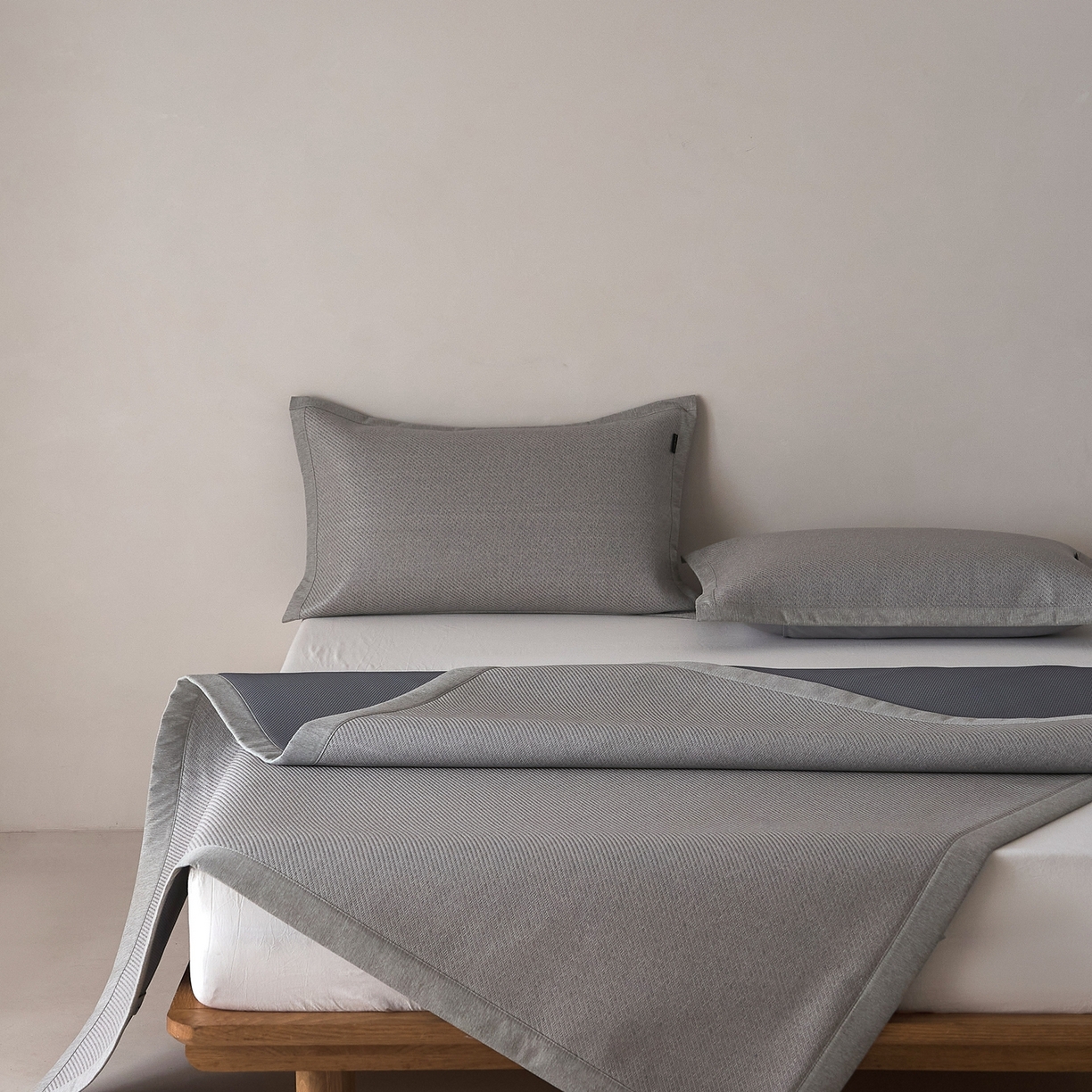 91家纺网 家纺一手货源 找家纺 JUICY 橘滋家纺 2026新款夏日高端簌凉藤席三件套 浅木灰