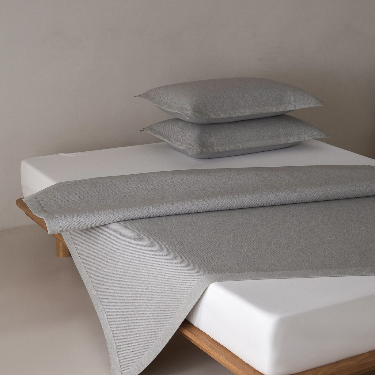 91家纺网 家纺一手货源 找家纺 JUICY 橘滋家纺 2026新款夏日高端簌凉藤席三件套 浅木灰