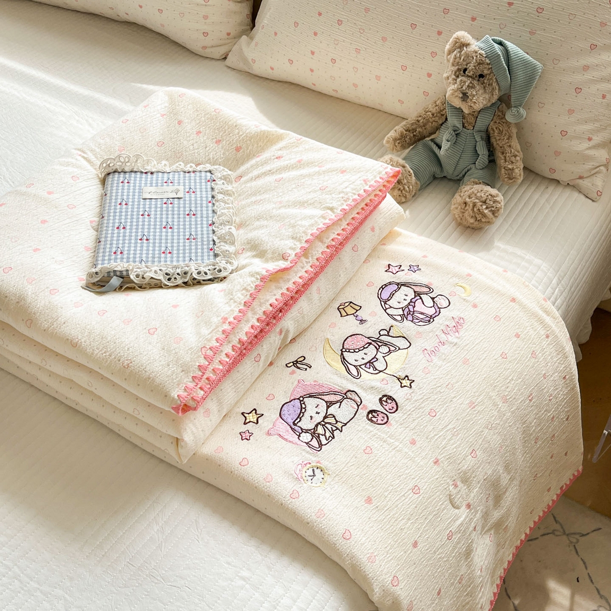 91家纺网 家纺一手货源 找家纺 （总）一加一 2026新款皱皱纱绣花三角针大豆夏被夏凉被空调被三件套