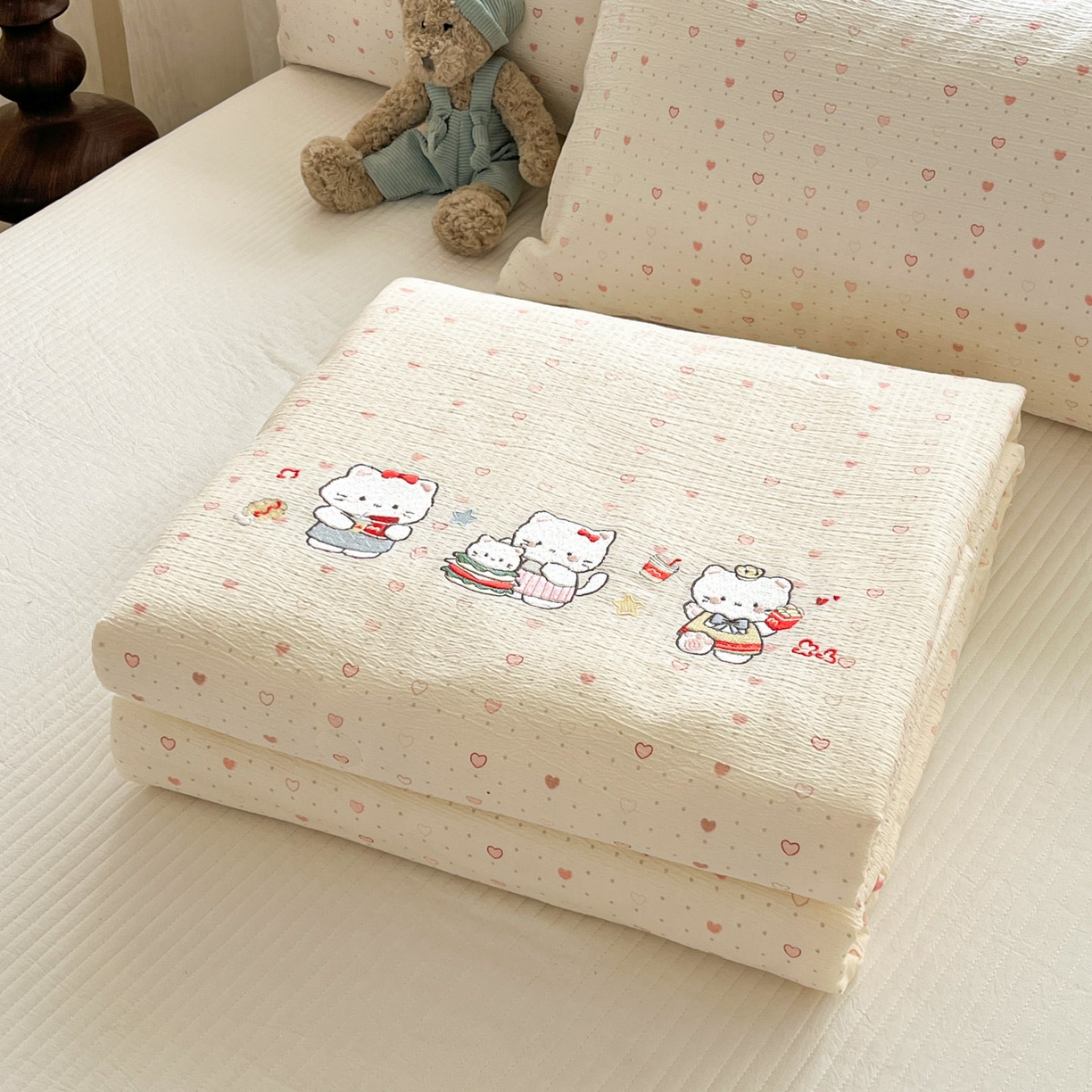 91家纺网 家纺一手货源 找家纺 一加一 2026新款皱皱纱绣花三角针大豆夏被夏凉被空调被三件套 爱心猫（粉）