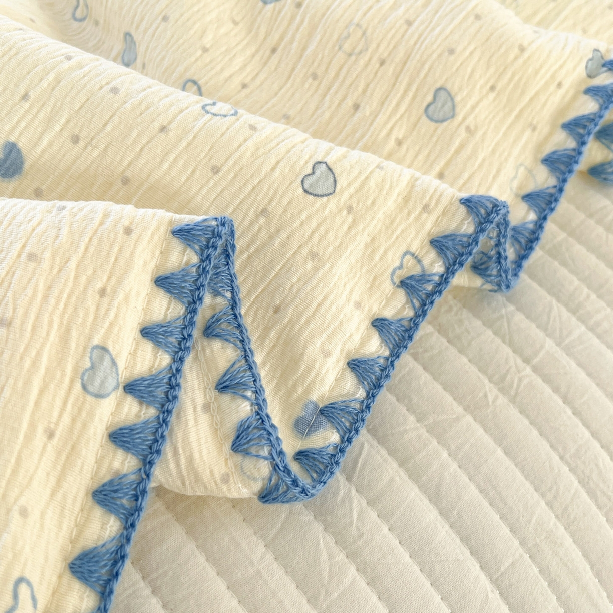 91家纺网 家纺一手货源 找家纺 一加一 2026新款皱皱纱绣花三角针大豆夏被夏凉被空调被三件套 音乐星星人