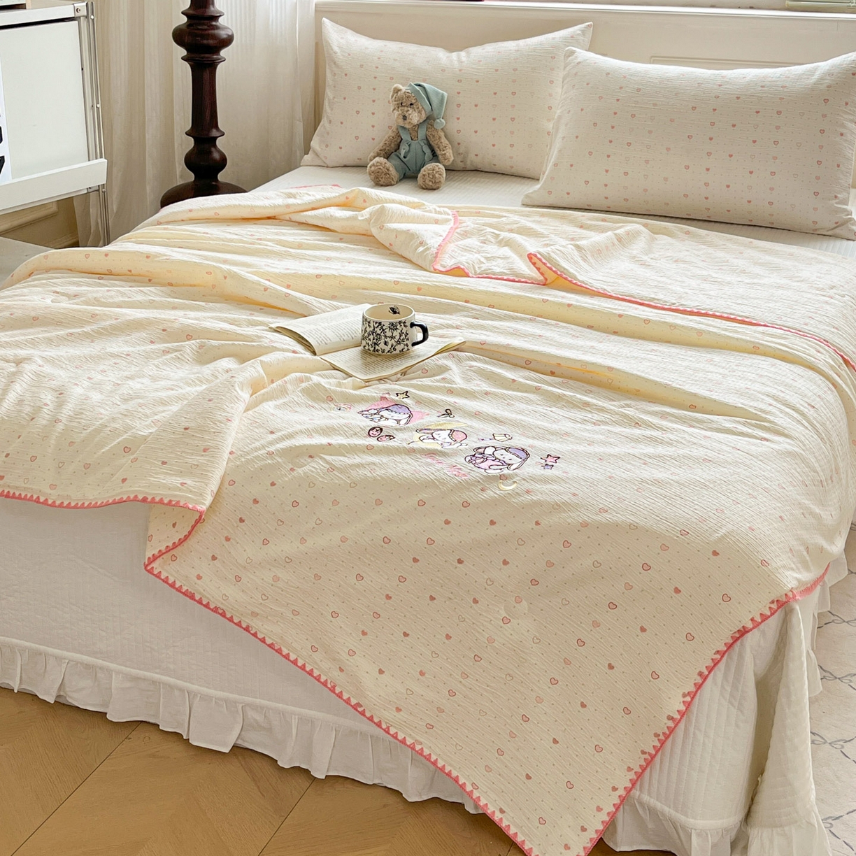 91家纺网 家纺一手货源 找家纺 一加一 2026新款皱皱纱绣花三角针大豆夏被夏凉被空调被三件套 粉心小兔