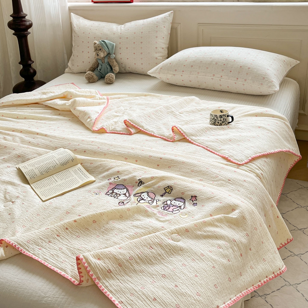 91家纺网 家纺一手货源 找家纺 一加一 2026新款皱皱纱绣花三角针大豆夏被夏凉被空调被三件套 粉心小兔