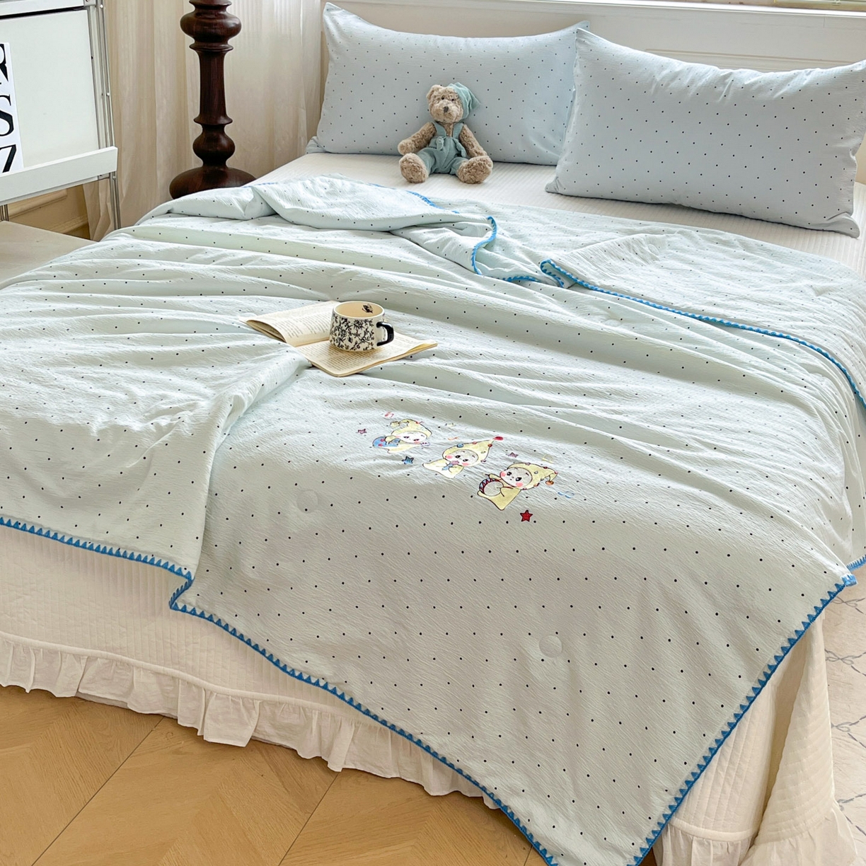 91家纺网 家纺一手货源 找家纺 一加一 2026新款皱皱纱绣花三角针大豆夏被夏凉被空调被三件套 快乐星星人