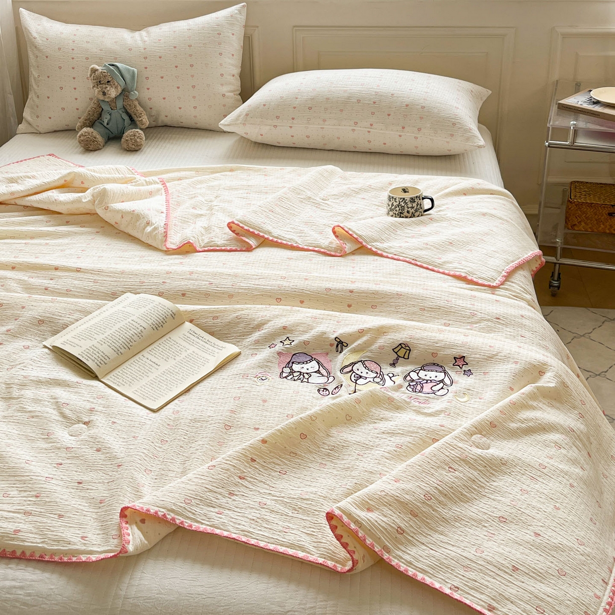 91家纺网 家纺一手货源 找家纺 一加一 2026新款皱皱纱绣花三角针大豆夏被夏凉被空调被三件套 粉心小兔