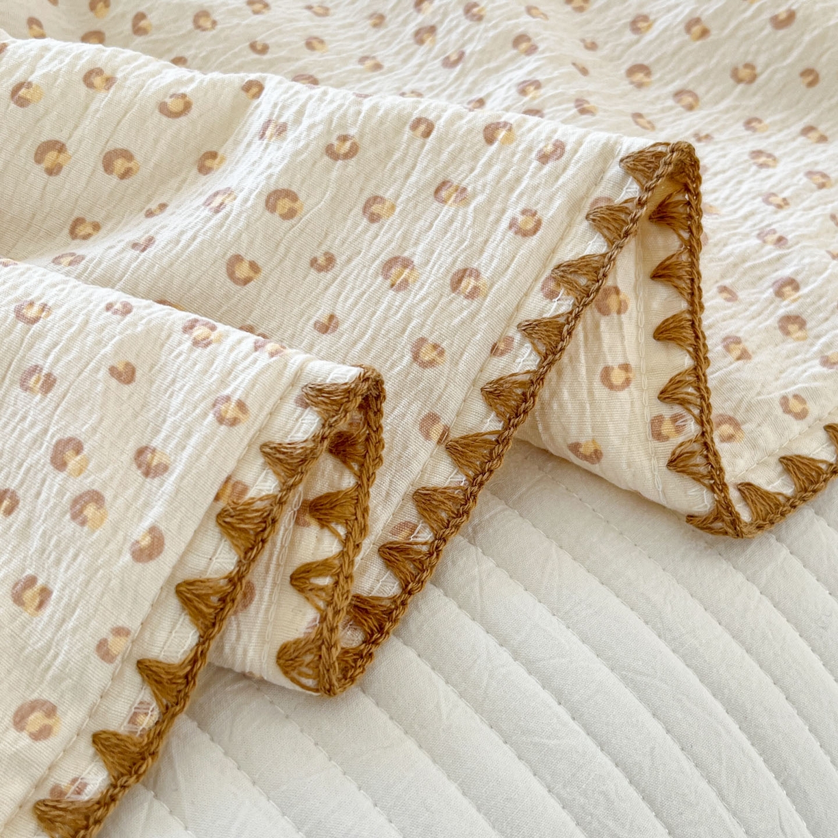 91家纺网 家纺一手货源 找家纺 一加一 2026新款皱皱纱绣花三角针大豆夏被夏凉被空调被三件套 豹纹小猫