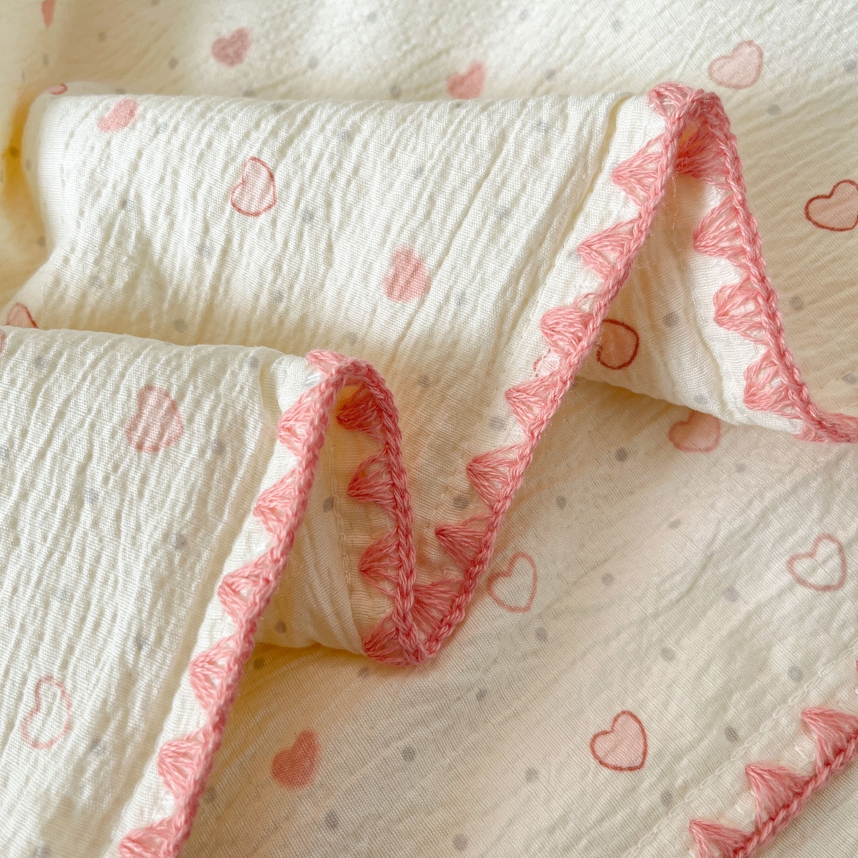 91家纺网 家纺一手货源 找家纺 一加一 2026新款皱皱纱绣花三角针大豆夏被夏凉被空调被三件套 粉心小兔