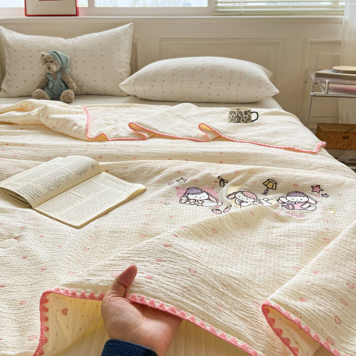 91家纺网 家纺一手货源 找家纺 一加一 2026新款皱皱纱绣花三角针大豆夏被夏凉被空调被三件套 粉心小兔