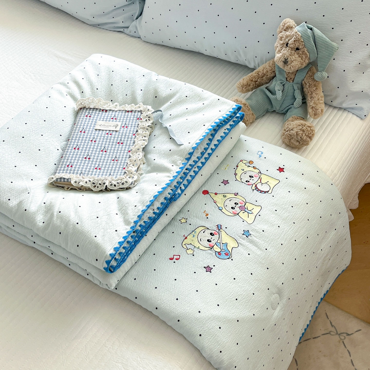 一加一 2026新款皱皱纱绣花三角针大豆夏被夏凉被空调被三件套 快乐星星人