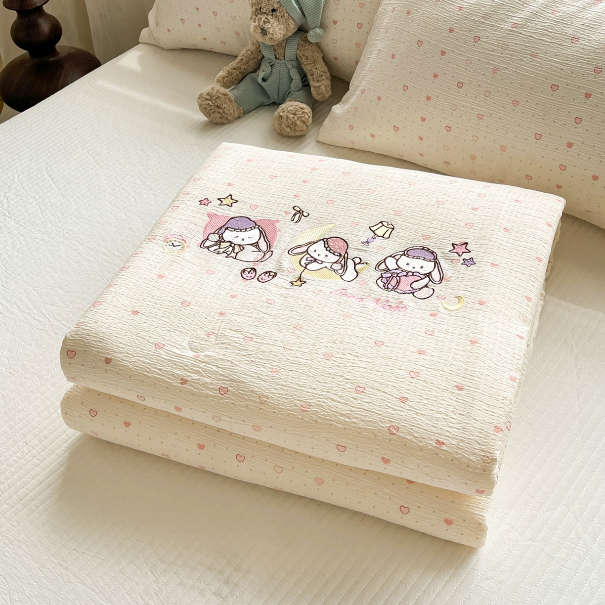 91家纺网 家纺一手货源 找家纺 一加一 2026新款皱皱纱绣花三角针大豆夏被夏凉被空调被三件套 粉心小兔