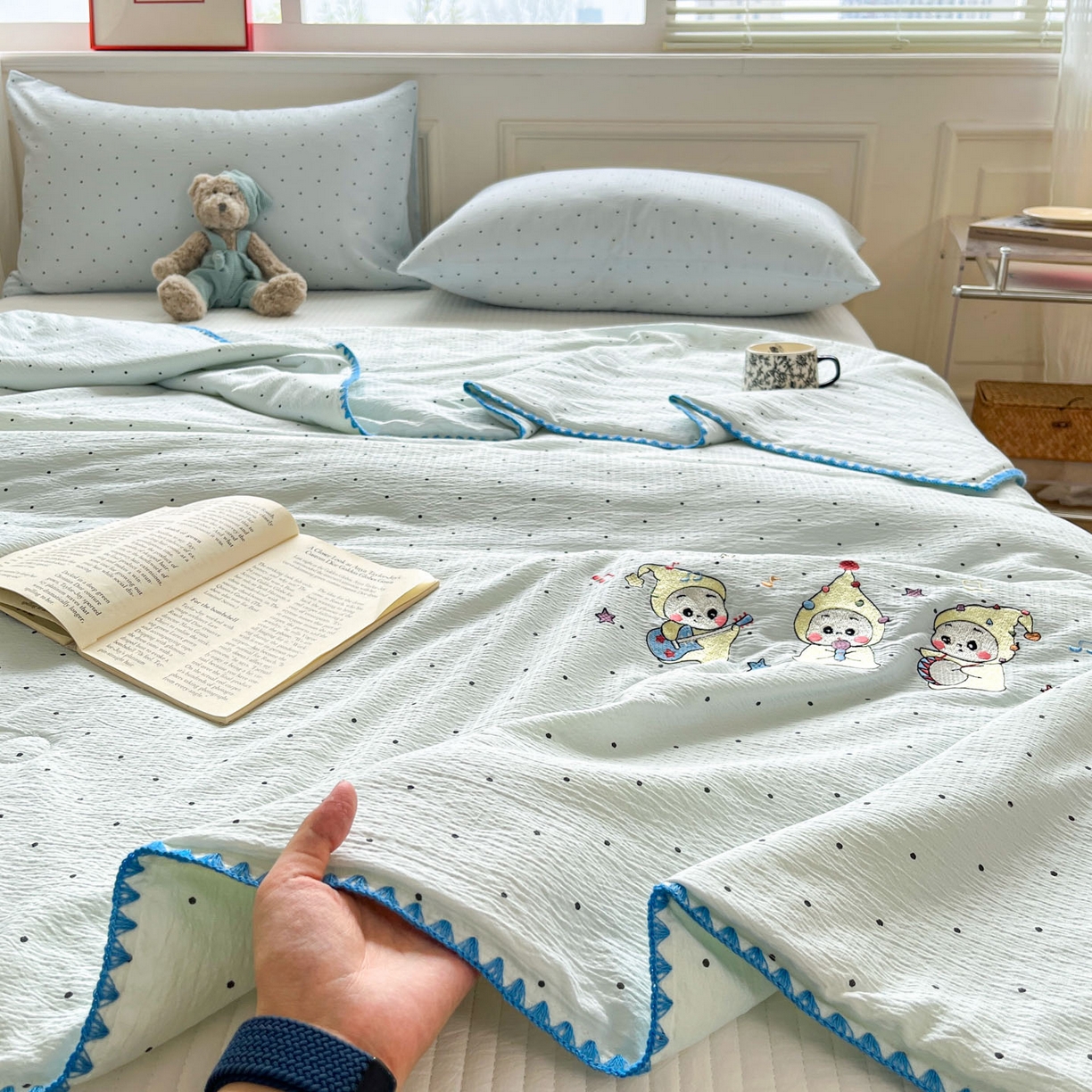 91家纺网 家纺一手货源 找家纺 一加一 2026新款皱皱纱绣花三角针大豆夏被夏凉被空调被三件套 快乐星星人