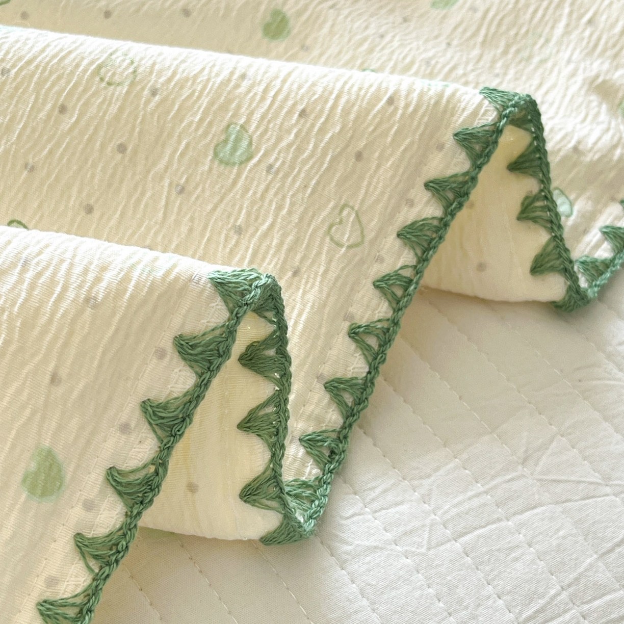 91家纺网 家纺一手货源 找家纺 一加一 2026新款皱皱纱绣花三角针大豆夏被夏凉被空调被三件套 熊猫乐园