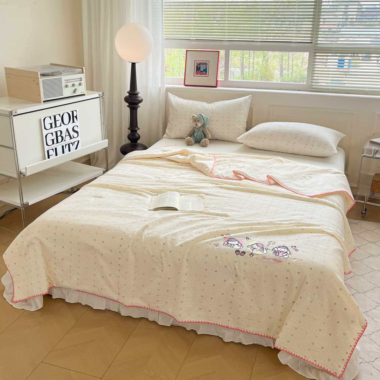 91家纺网 家纺一手货源 找家纺 一加一 2026新款皱皱纱绣花三角针大豆夏被夏凉被空调被三件套 粉心小兔