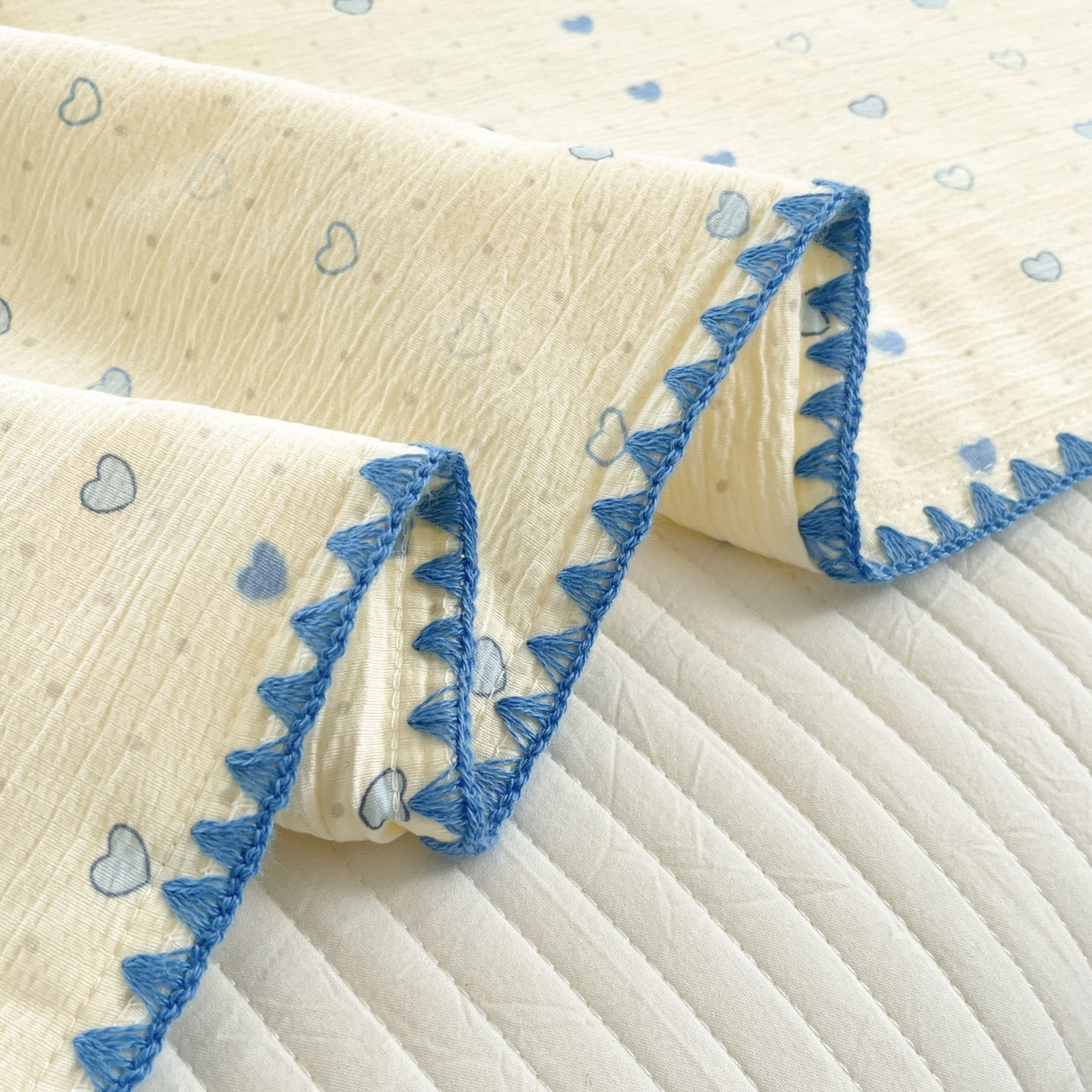 91家纺网 家纺一手货源 找家纺 一加一 2026新款皱皱纱绣花三角针大豆夏被夏凉被空调被三件套 卡皮巴拉