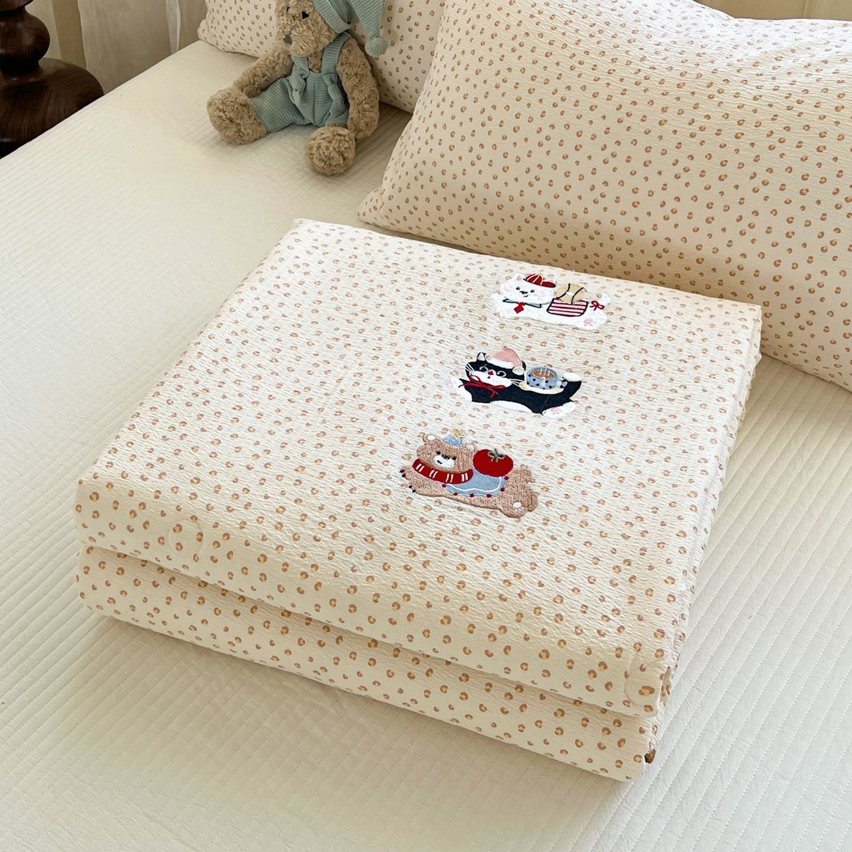 91家纺网 家纺一手货源 找家纺 一加一 2026新款皱皱纱绣花三角针大豆夏被夏凉被空调被三件套 豹纹小猫