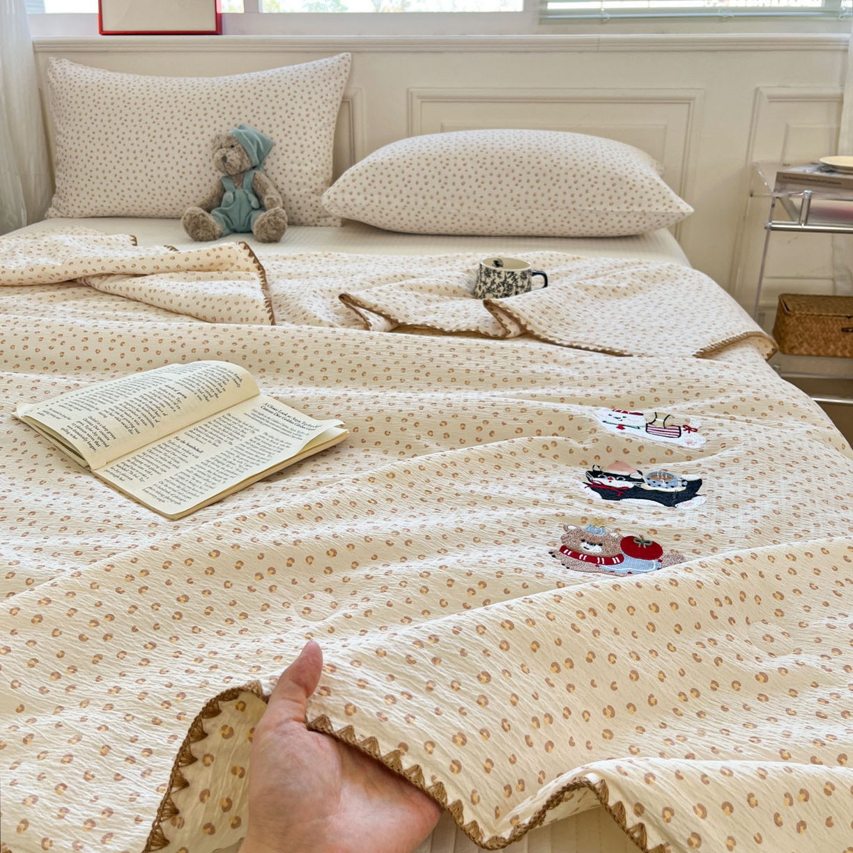 91家纺网 家纺一手货源 找家纺 一加一 2026新款皱皱纱绣花三角针大豆夏被夏凉被空调被三件套 豹纹小猫