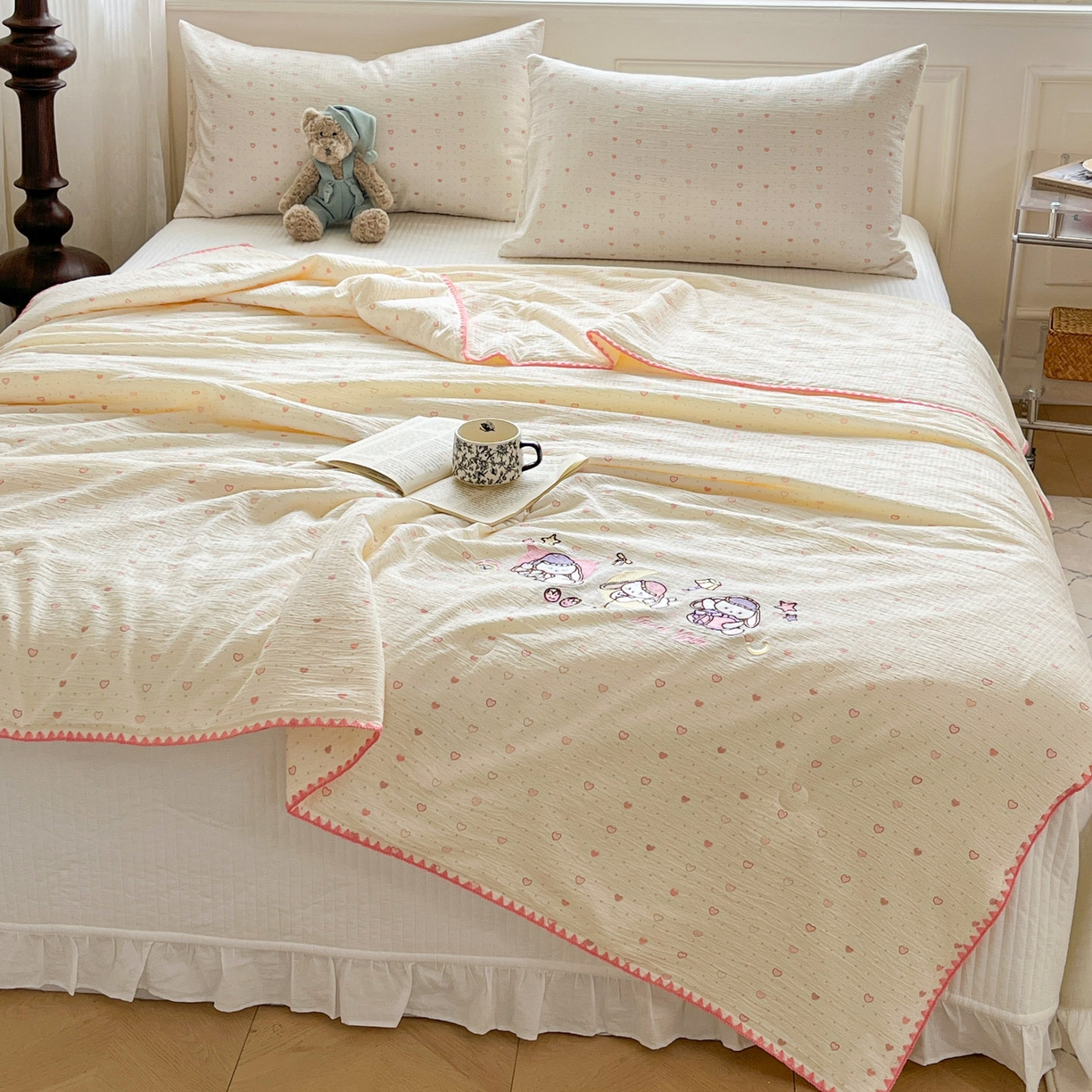 91家纺网 家纺一手货源 找家纺 一加一 2026新款皱皱纱绣花三角针大豆夏被夏凉被空调被三件套 粉心小兔