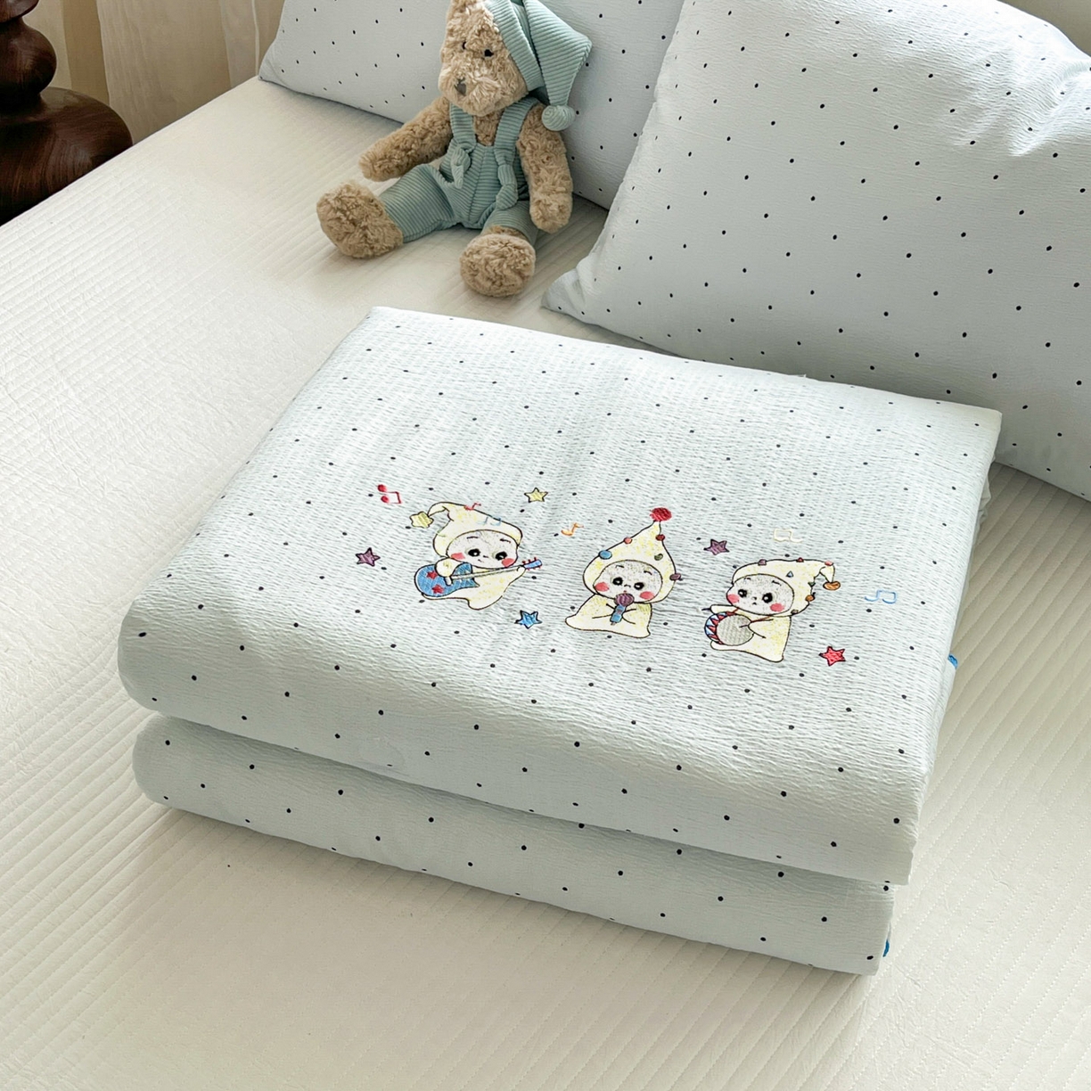 91家纺网 家纺一手货源 找家纺 一加一 2026新款皱皱纱绣花三角针大豆夏被夏凉被空调被三件套 快乐星星人