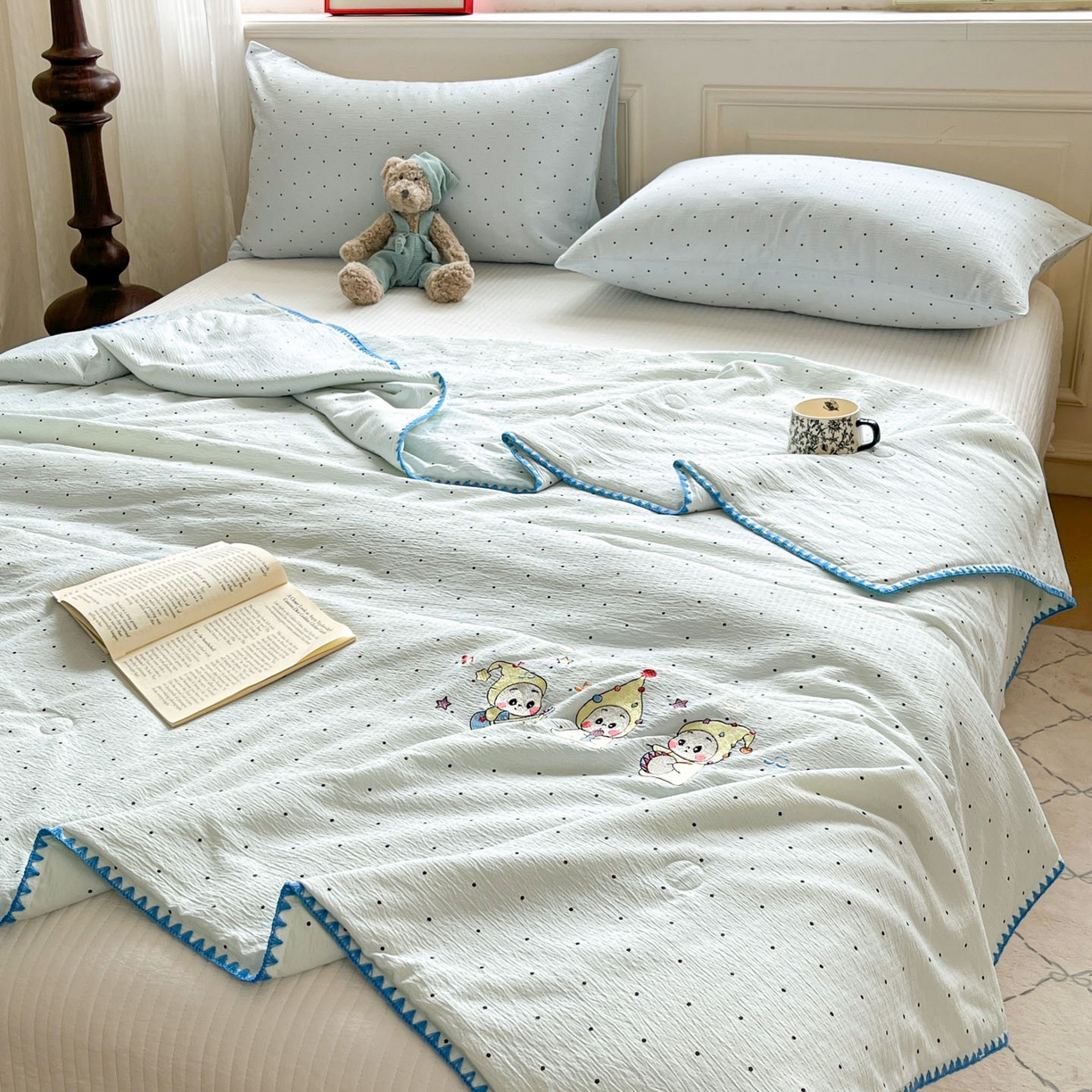 91家纺网 家纺一手货源 找家纺 一加一 2026新款皱皱纱绣花三角针大豆夏被夏凉被空调被三件套 快乐星星人