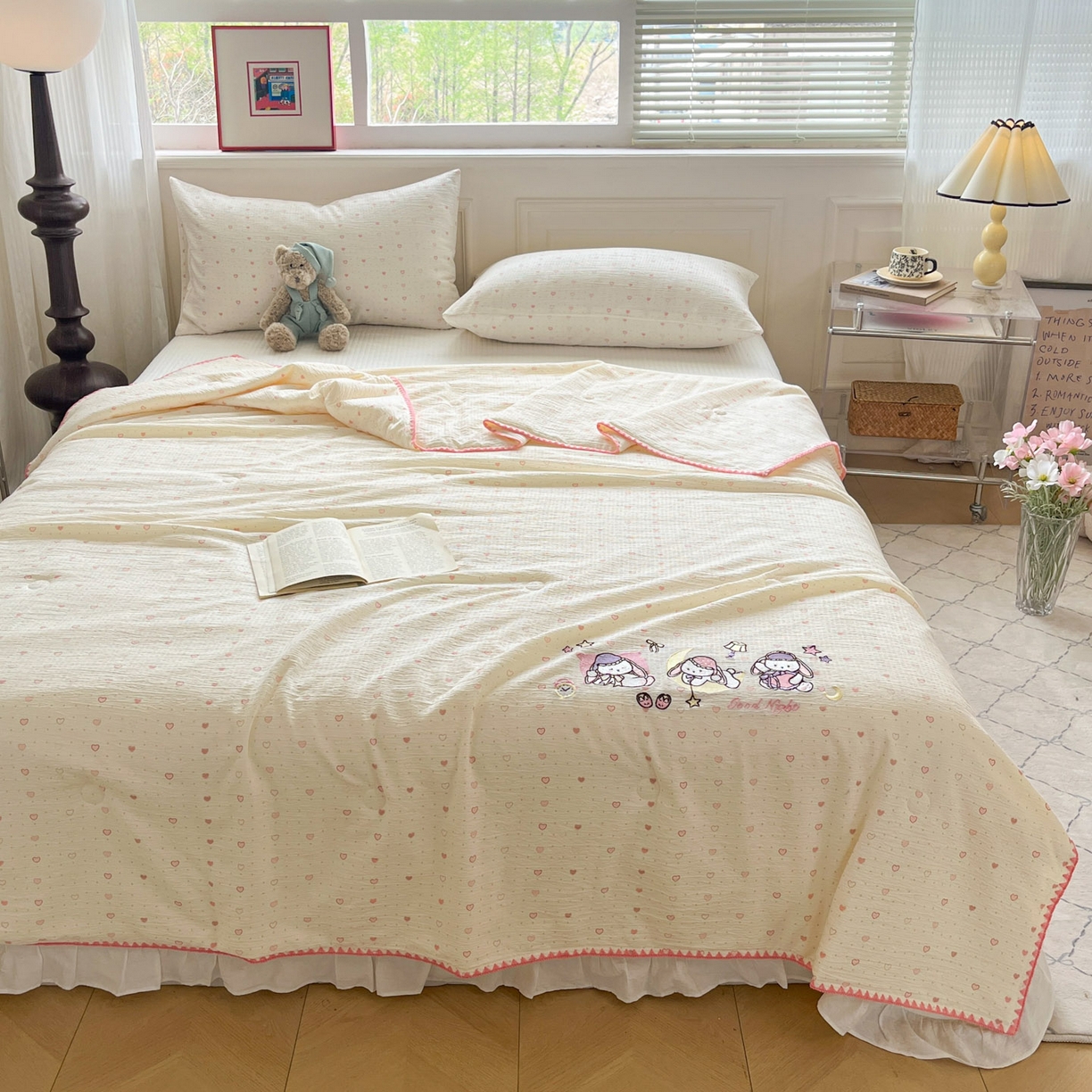 91家纺网 家纺一手货源 找家纺 一加一 2026新款皱皱纱绣花三角针大豆夏被夏凉被空调被三件套 粉心小兔