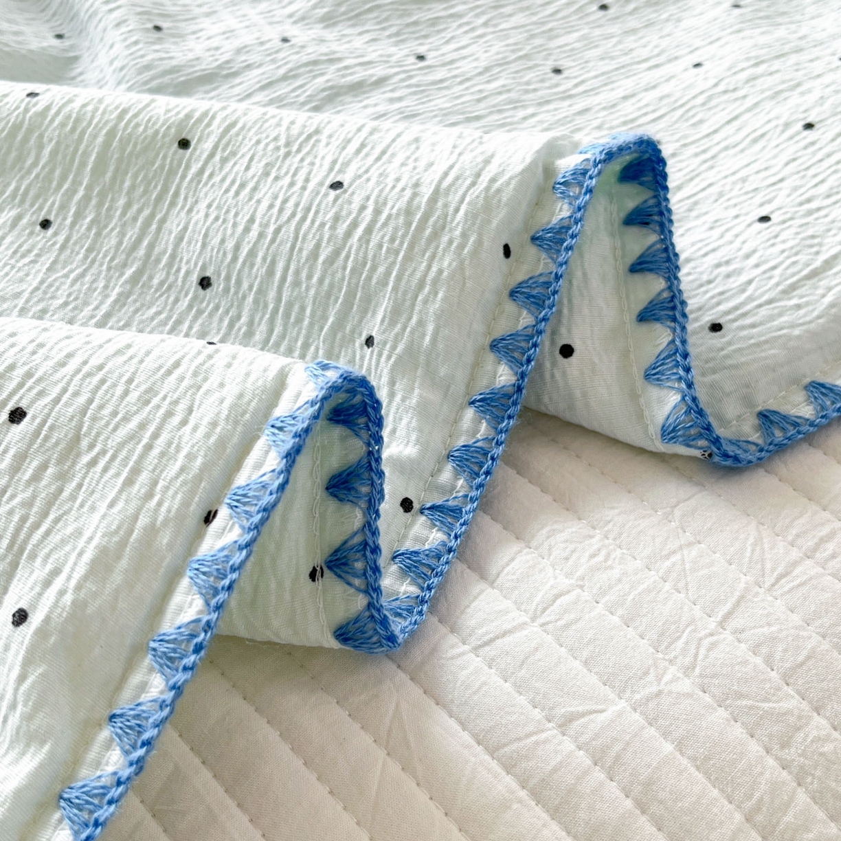 91家纺网 家纺一手货源 找家纺 一加一 2026新款皱皱纱绣花三角针大豆夏被夏凉被空调被三件套 快乐星星人