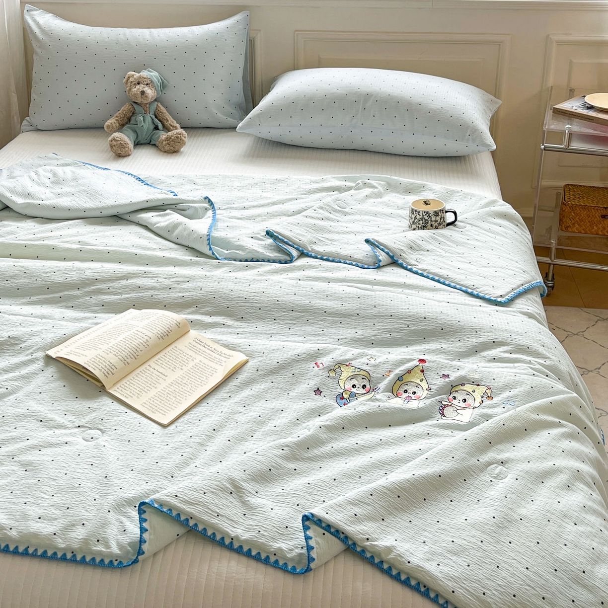 91家纺网 家纺一手货源 找家纺 一加一 2026新款皱皱纱绣花三角针大豆夏被夏凉被空调被三件套 快乐星星人