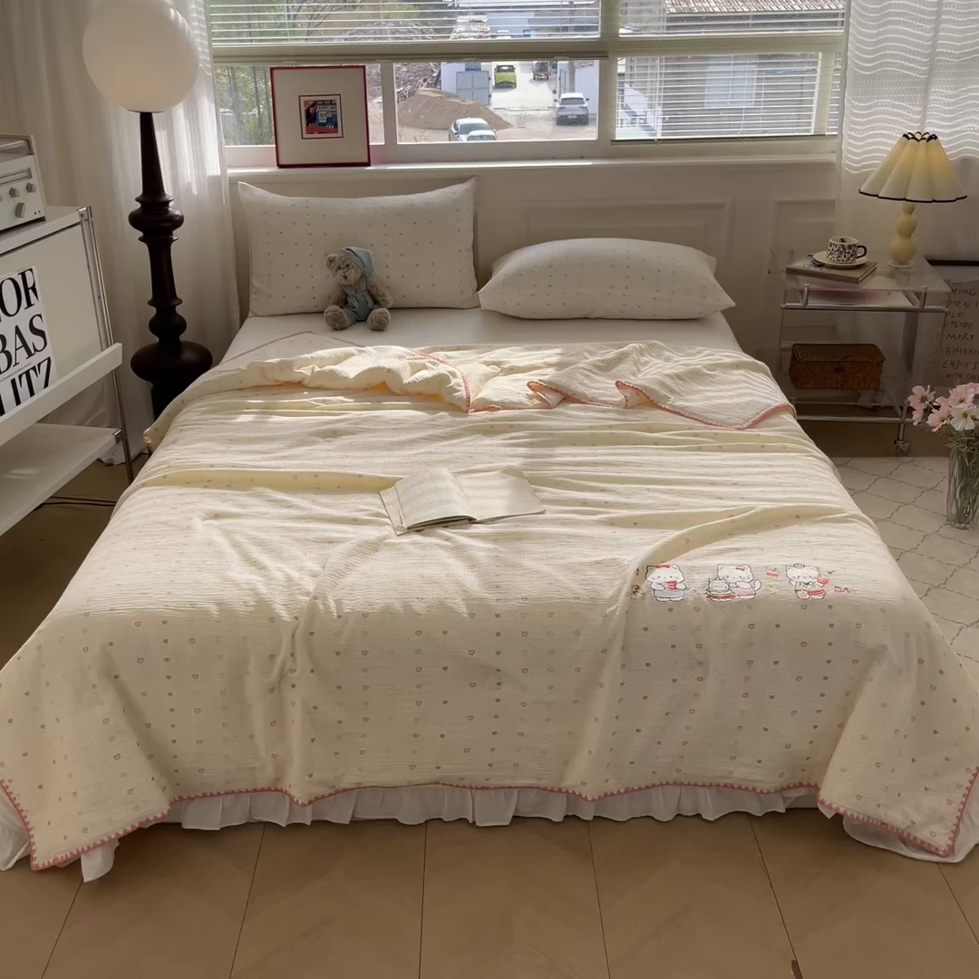 91家纺网 家纺一手货源 找家纺 一加一 2026新款皱皱纱绣花三角针大豆夏被夏凉被空调被三件套 爱心猫（粉）