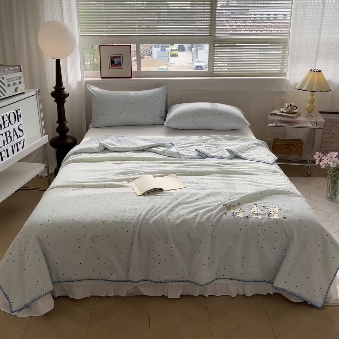91家纺网 家纺一手货源 找家纺 一加一 2026新款皱皱纱绣花三角针大豆夏被夏凉被空调被三件套 快乐星星人
