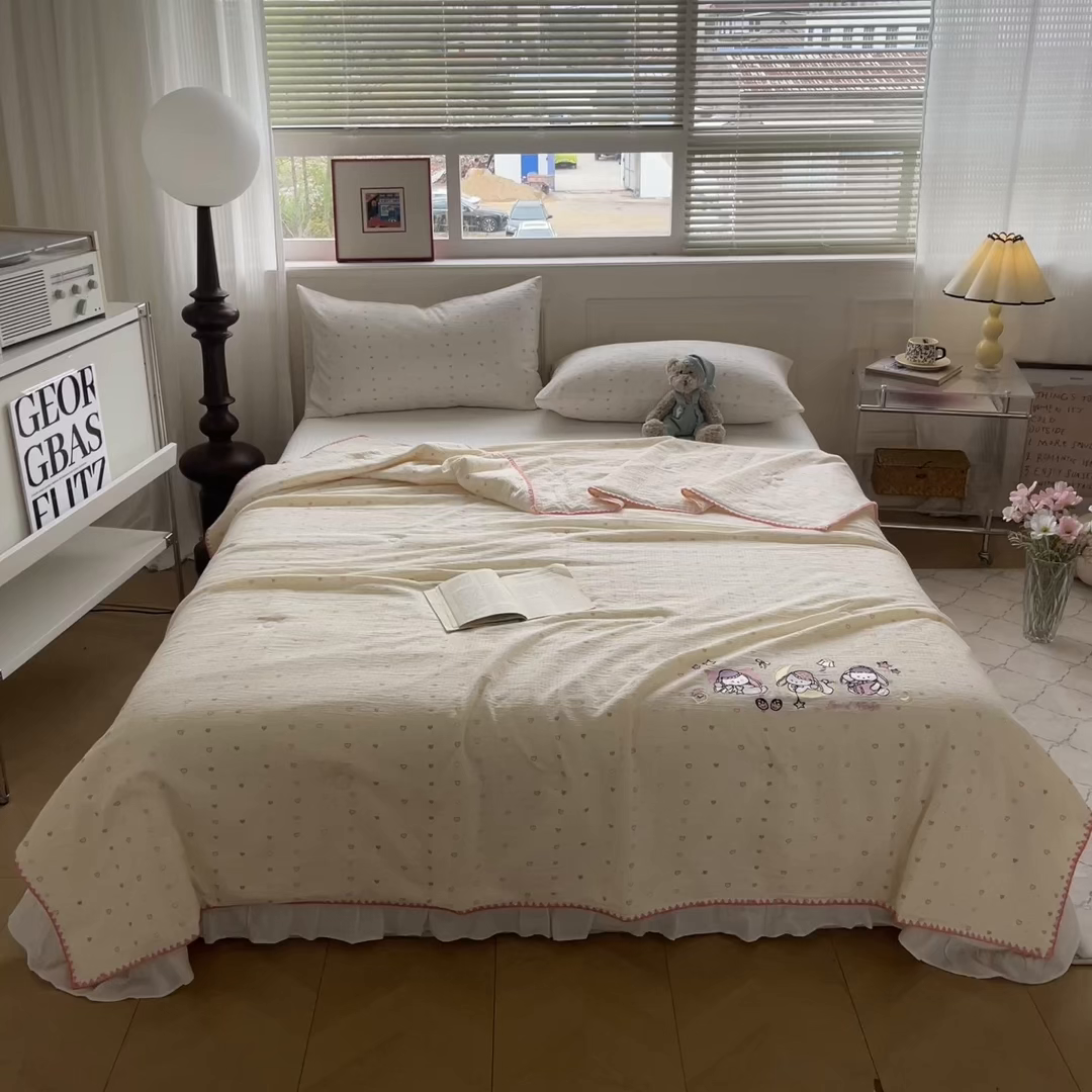 91家纺网 家纺一手货源 找家纺 一加一 2026新款皱皱纱绣花三角针大豆夏被夏凉被空调被三件套 粉心小兔