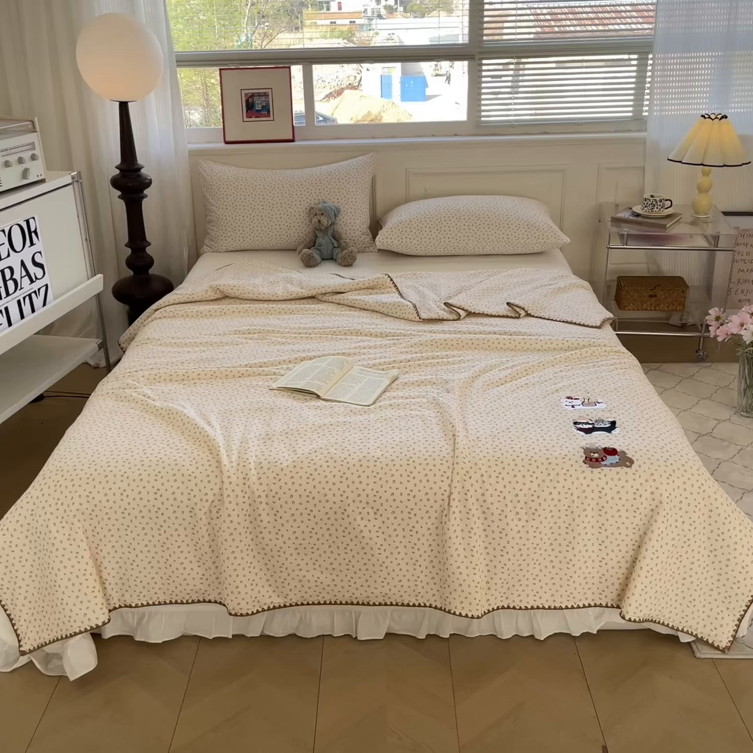 91家纺网 家纺一手货源 找家纺 一加一 2026新款皱皱纱绣花三角针大豆夏被夏凉被空调被三件套 豹纹小猫