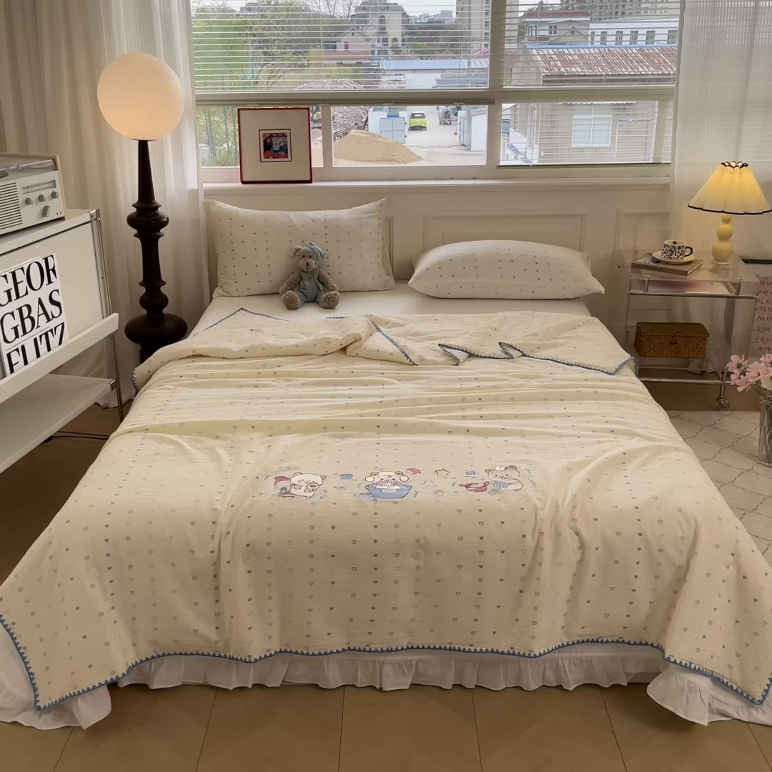 91家纺网 家纺一手货源 找家纺 一加一 2026新款皱皱纱绣花三角针大豆夏被夏凉被空调被三件套 卡皮巴拉