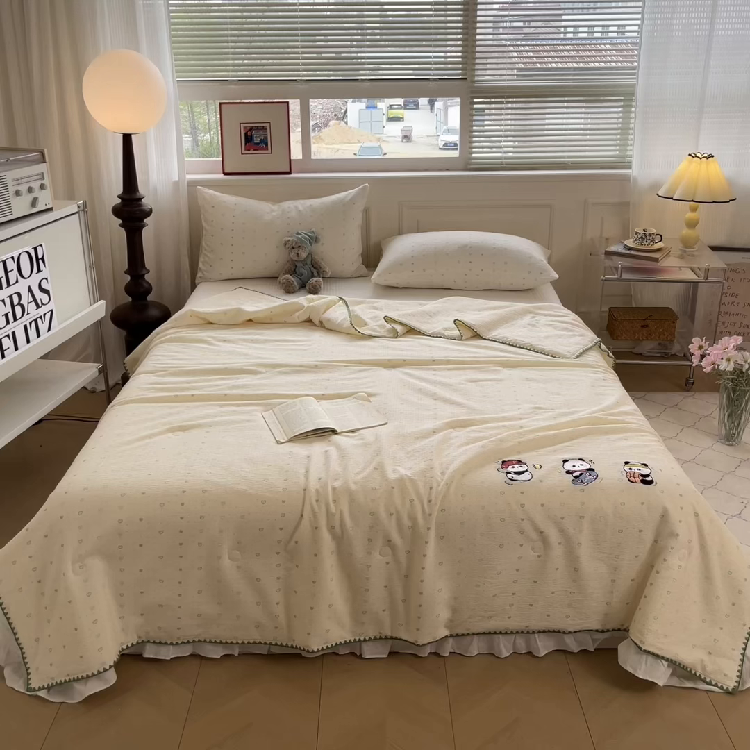 91家纺网 家纺一手货源 找家纺 一加一 2026新款皱皱纱绣花三角针大豆夏被夏凉被空调被三件套 熊猫乐园