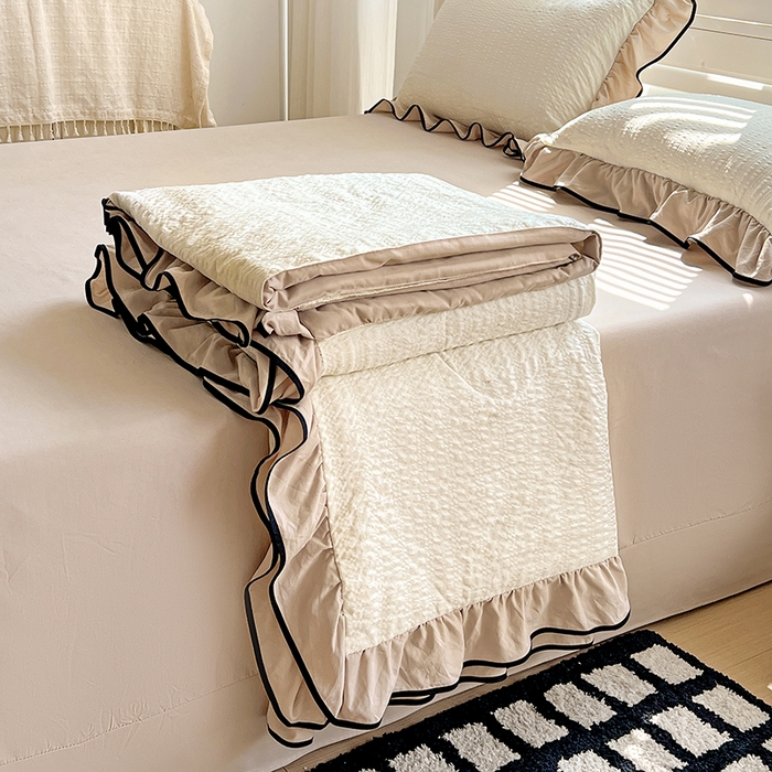 91家纺网 家纺一手货源 找家纺 （总）仟网汇 2026新款赫本纯色泡泡纱花边款夏被夏凉被空调被四件套