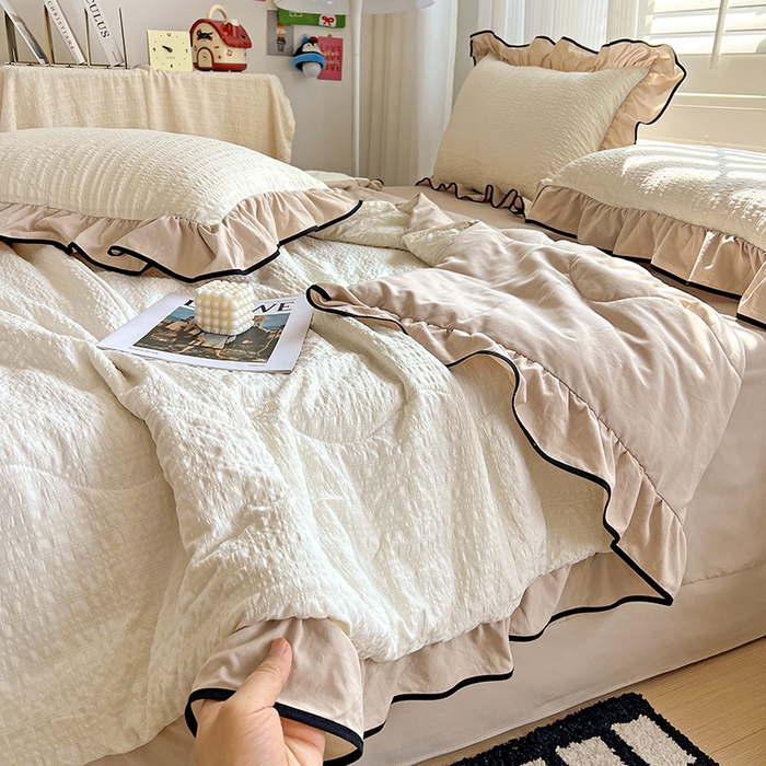 91家纺网 家纺一手货源 找家纺 仟网汇 2026新款赫本纯色泡泡纱花边款夏被夏凉被空调被四件套 奶白咖