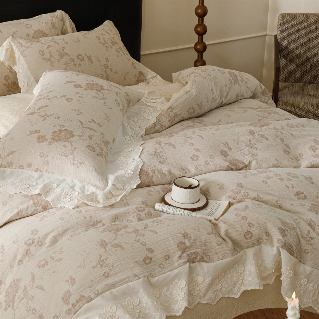 91家纺网 家纺一手货源 找家纺 瑞米家居 2026新款A类棉麻提花花边款四件套-花蝶轻舞 花蝶轻舞-红咖