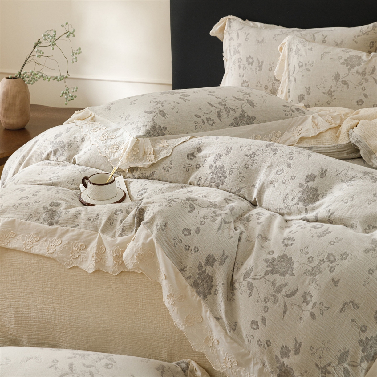 91家纺网 家纺一手货源 找家纺 瑞米家居 2026新款A类棉麻提花花边款四件套-花蝶轻舞 花蝶轻舞-中灰