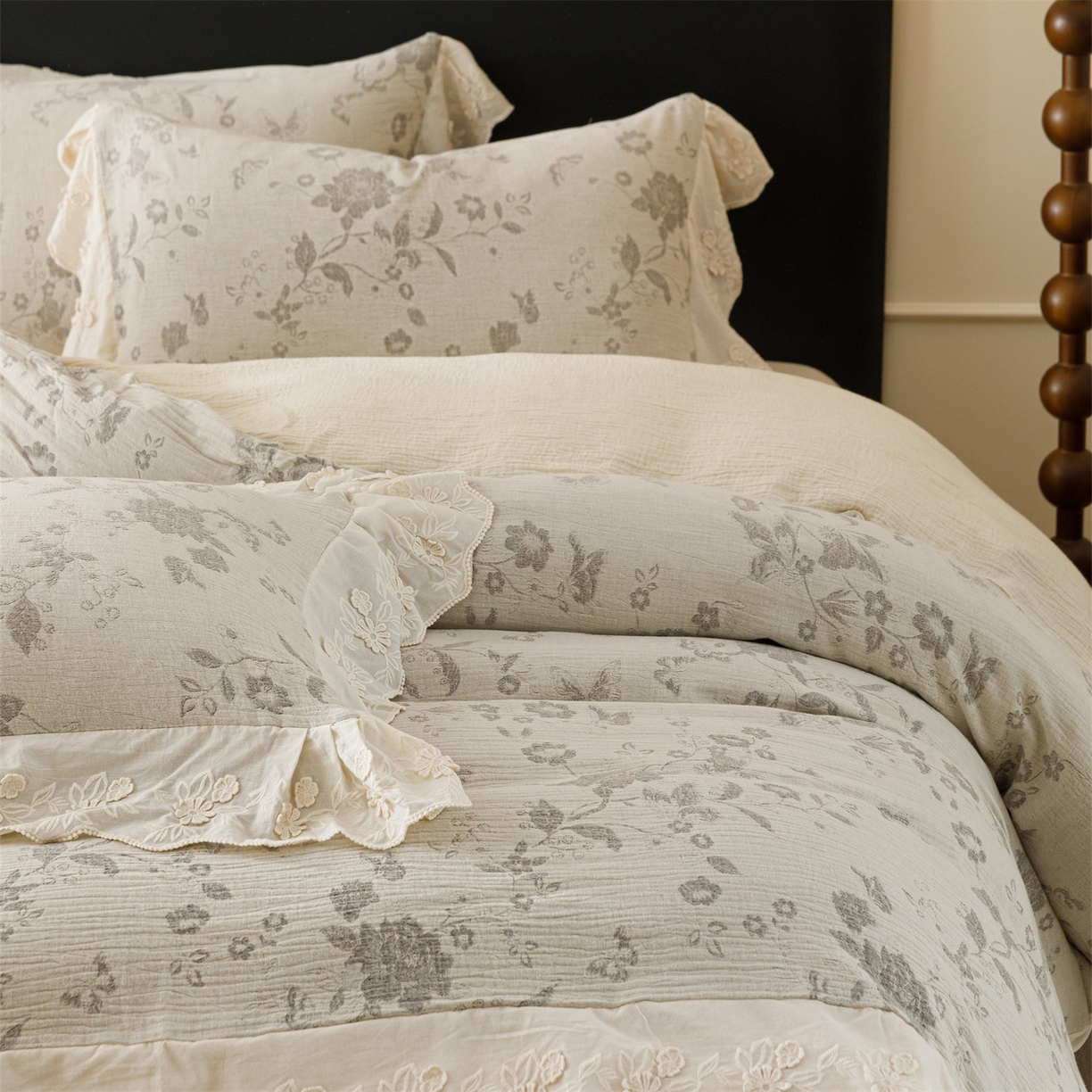 91家纺网 家纺一手货源 找家纺 瑞米家居 2026新款A类棉麻提花花边款四件套-花蝶轻舞 花蝶轻舞-中灰