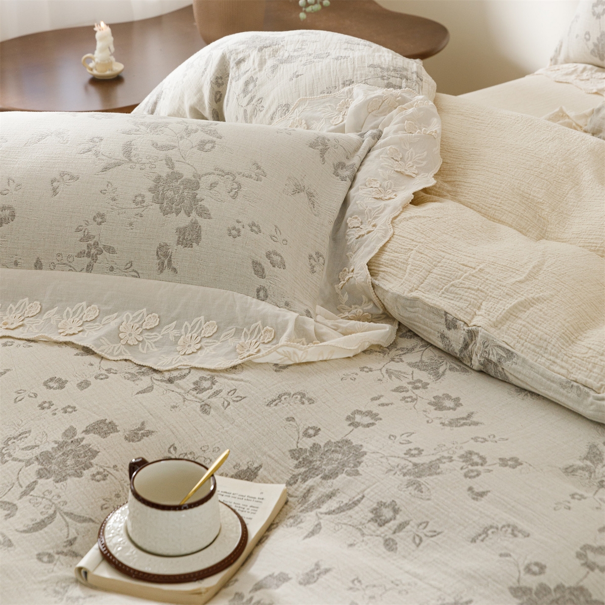 91家纺网 家纺一手货源 找家纺 瑞米家居 2026新款A类棉麻提花花边款四件套-花蝶轻舞 花蝶轻舞-中灰