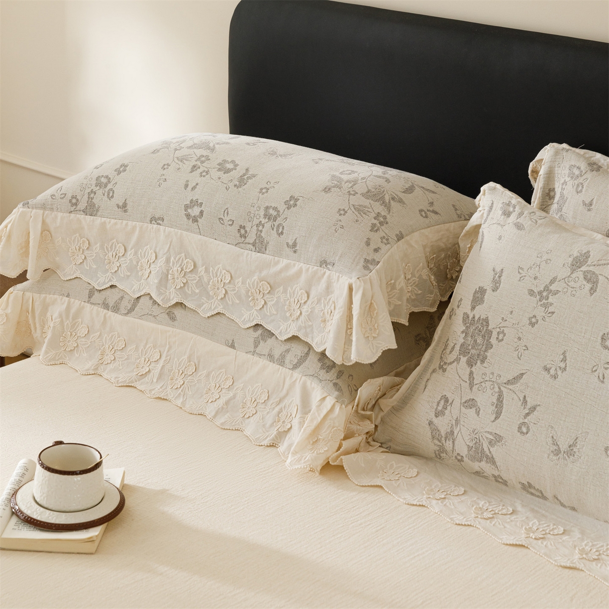 91家纺网 家纺一手货源 找家纺 瑞米家居 2026新款A类棉麻提花花边款四件套-花蝶轻舞 花蝶轻舞-中灰