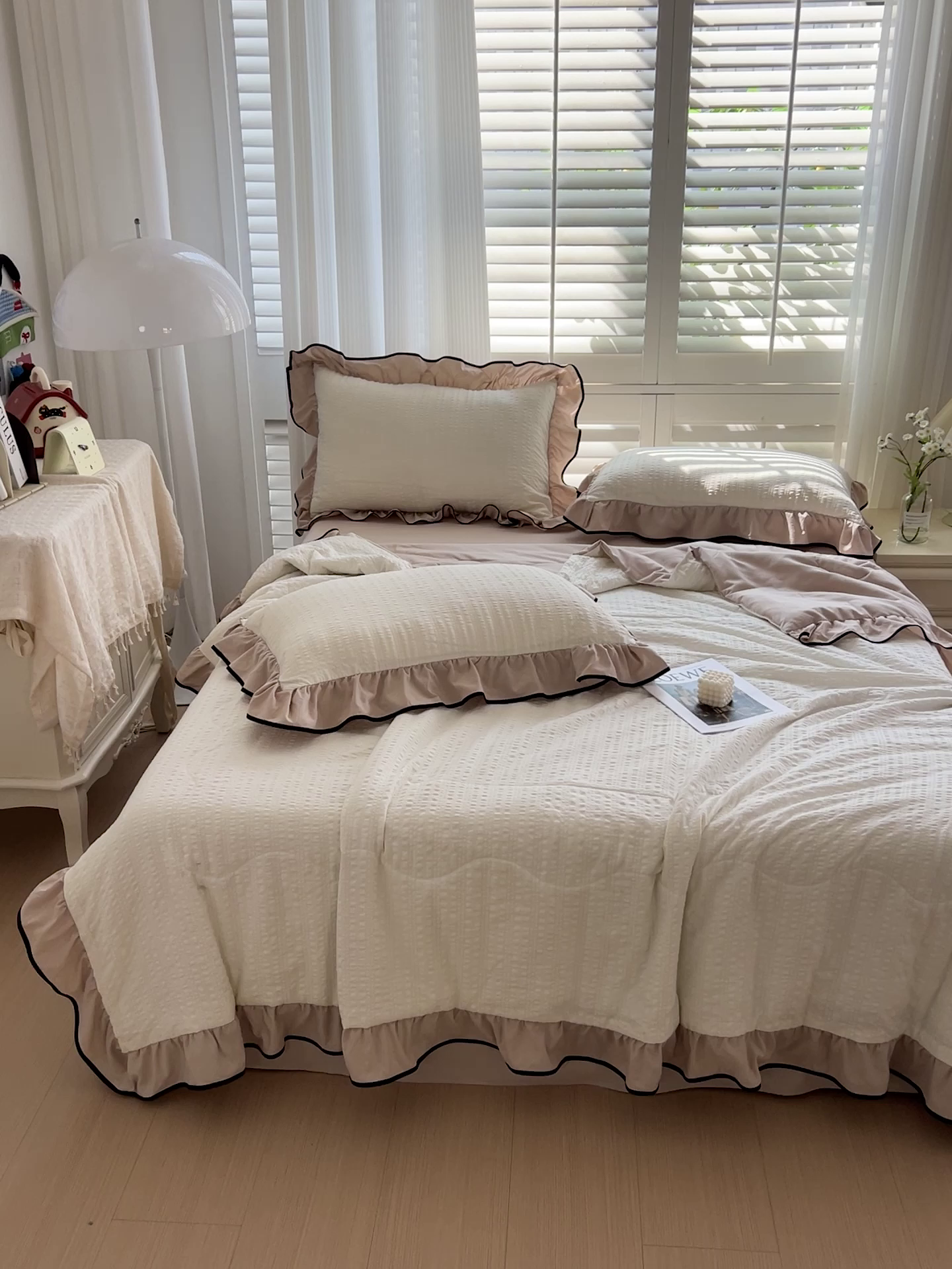 91家纺网 家纺一手货源 找家纺 仟网汇 2026新款赫本纯色泡泡纱花边款夏被夏凉被空调被四件套 奶白咖