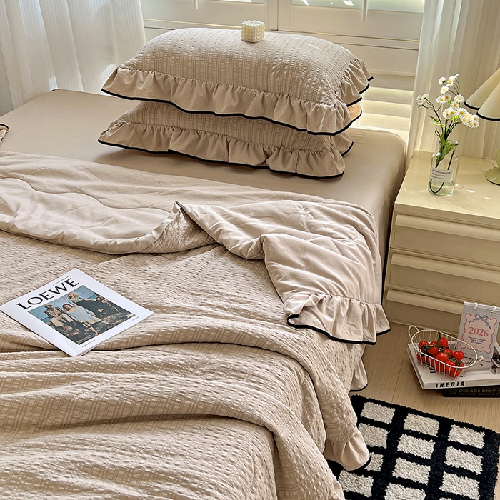 91家纺网 家纺一手货源 找家纺 仟网汇 2026新款赫本纯色泡泡纱花边款夏被夏凉被空调被四件套 奶咖