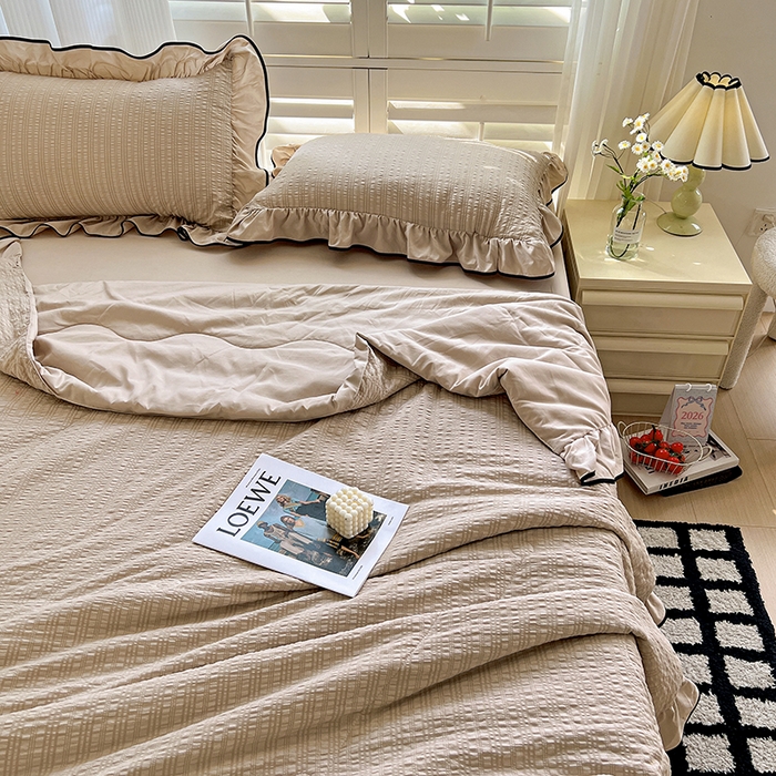 91家纺网 家纺一手货源 找家纺 仟网汇 2026新款赫本纯色泡泡纱花边款夏被夏凉被空调被四件套 奶咖