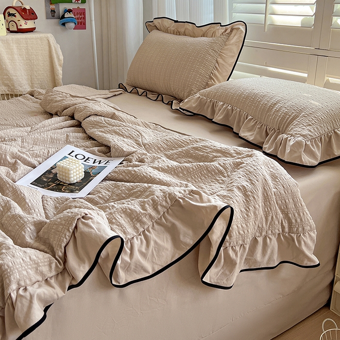 91家纺网 家纺一手货源 找家纺 仟网汇 2026新款赫本纯色泡泡纱花边款夏被夏凉被空调被四件套 奶咖