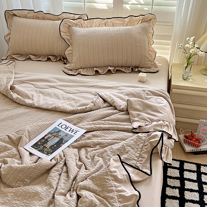 91家纺网 家纺一手货源 找家纺 仟网汇 2026新款赫本纯色泡泡纱花边款夏被夏凉被空调被四件套 奶咖