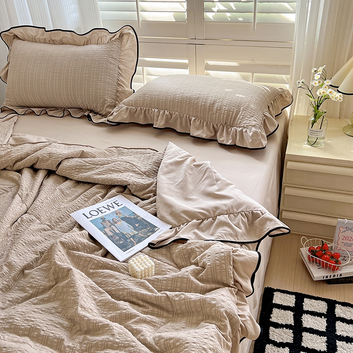 91家纺网 家纺一手货源 找家纺 仟网汇 2026新款赫本纯色泡泡纱花边款夏被夏凉被空调被四件套 奶咖