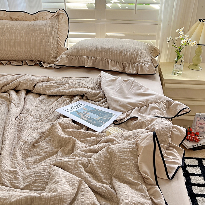 91家纺网 家纺一手货源 找家纺 仟网汇 2026新款赫本纯色泡泡纱花边款夏被夏凉被空调被四件套 奶咖