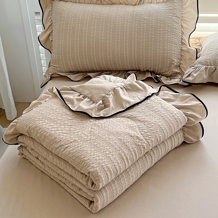 91家纺网 家纺一手货源 找家纺 仟网汇 2026新款赫本纯色泡泡纱花边款夏被夏凉被空调被四件套 奶咖