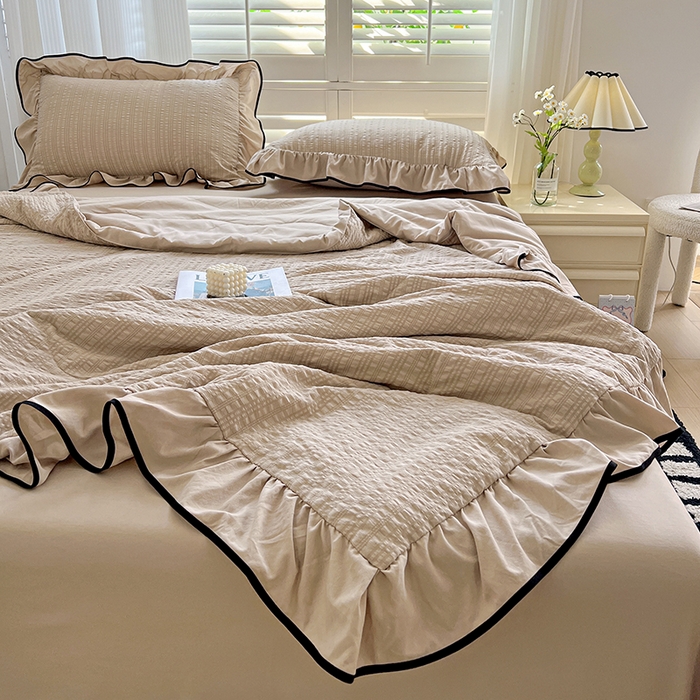 91家纺网 家纺一手货源 找家纺 仟网汇 2026新款赫本纯色泡泡纱花边款夏被夏凉被空调被四件套 奶咖