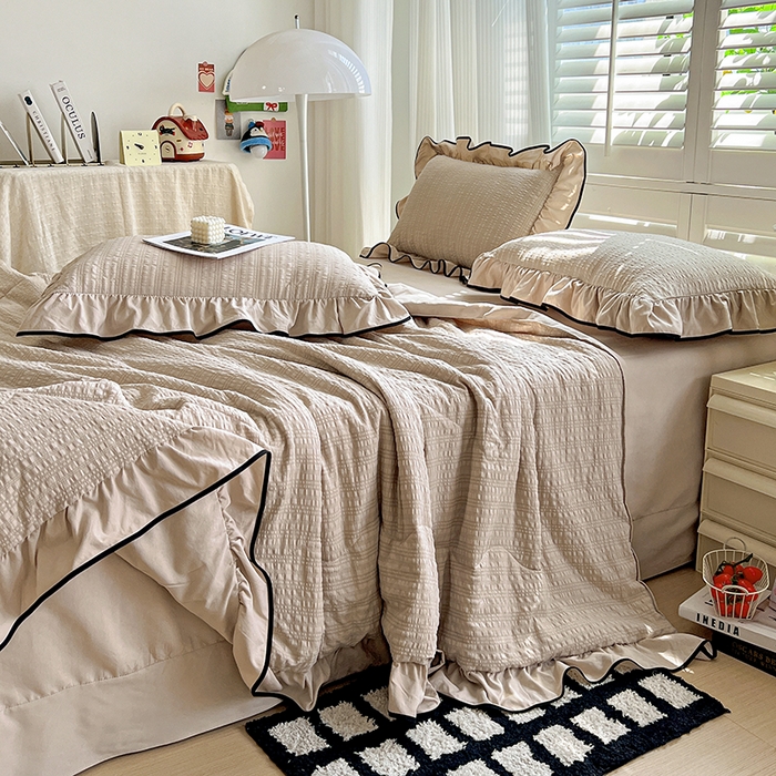 91家纺网 家纺一手货源 找家纺 仟网汇 2026新款赫本纯色泡泡纱花边款夏被夏凉被空调被四件套 奶咖