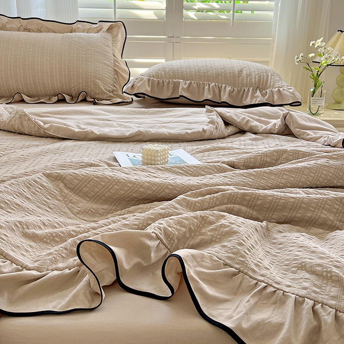 91家纺网 家纺一手货源 找家纺 仟网汇 2026新款赫本纯色泡泡纱花边款夏被夏凉被空调被四件套 奶咖